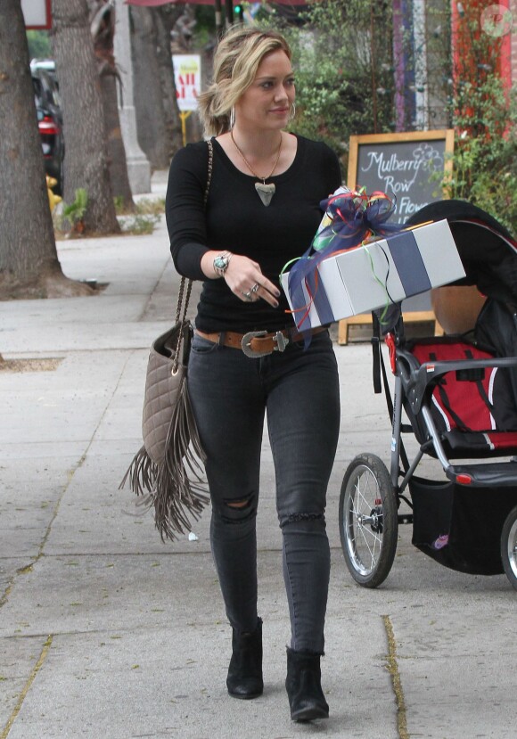 Hilary Duff se rend à l'anniversaire d'un ami de son fils Luca, à Sherman Oaks, le samedi 19 juillet 2014.