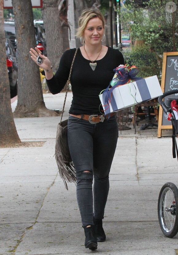 Hilary Duff se rend à l'anniversaire d'un ami de son fils Luca, à Sherman Oaks, le samedi 19 juillet 2014.