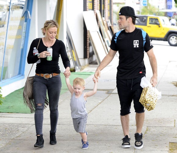 Hilary Duff se rend à une fête d'anniversaire avec son ex mari Mike Comrie et leur fils Luca à Sherman Oaks, le samedi 19 juillet 2014.