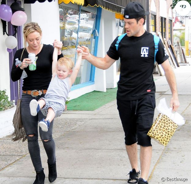 Hilary Duff se rend à une fête d'anniversaire avec son ex mari Mike Comrie et leur fils Luca à Sherman Oaks, le samedi 19 juillet 2014.