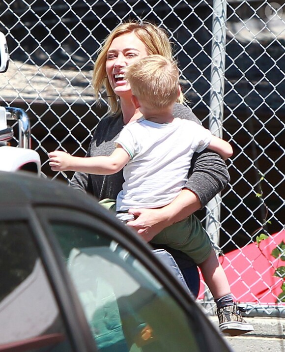 Hilary Duff se promène avec son fils Luca, à Los Angeles le 17 juillet 2014.