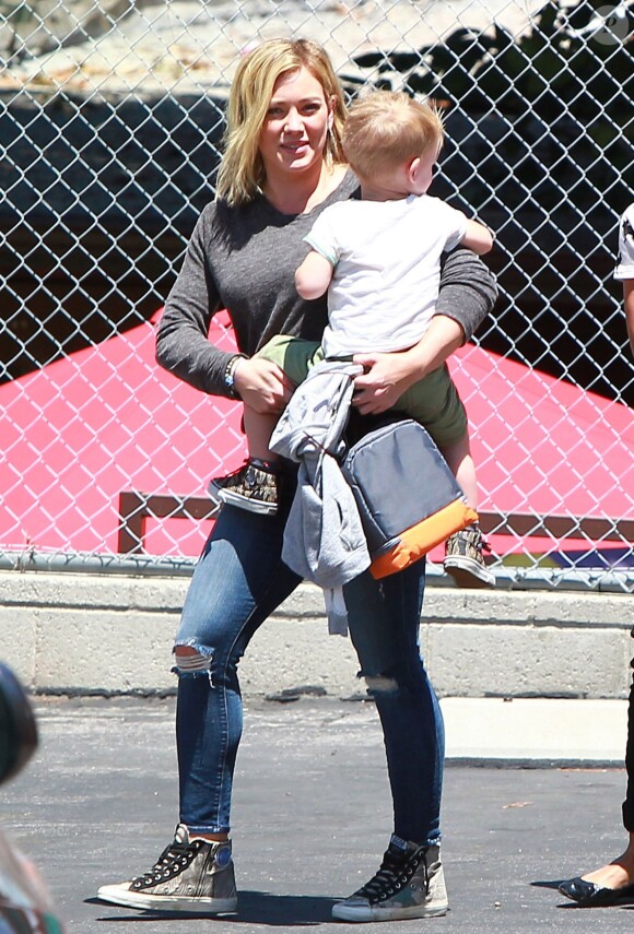 Hilary Duff se promène avec son fils Luca, à Los Angeles le 17 juillet 2014.