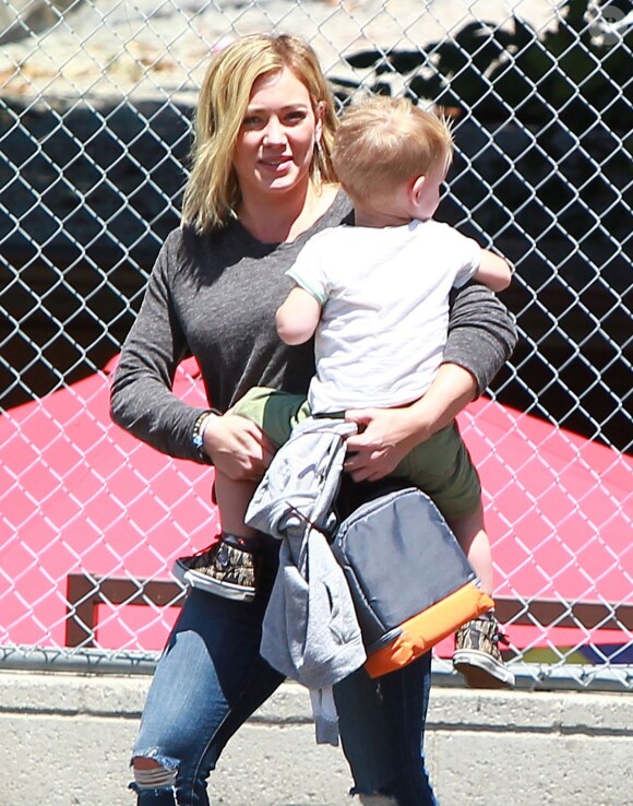 Hilary Duff se promène avec son fils Luca, à Los Angeles le 17 juillet 2014.