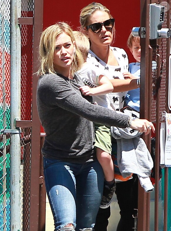 Hilary Duff se promène avec son fils Luca, à Los Angeles le 17 juillet 2014.