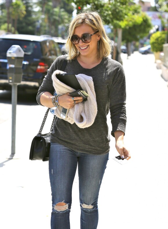 Hilary Duff se promène avec son fils Luca, à Los Angeles le 17 juillet 2014.