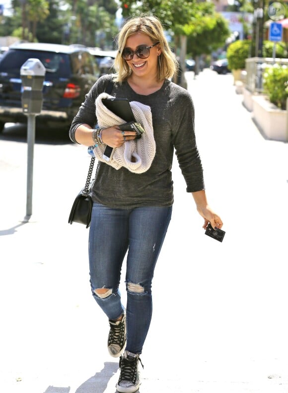 Hilary Duff se promène avec son fils Luca, à Los Angeles le 17 juillet 2014.