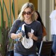 Hilary Duff se promène avec son fils Luca, à Los Angeles le 17 juillet 2014.