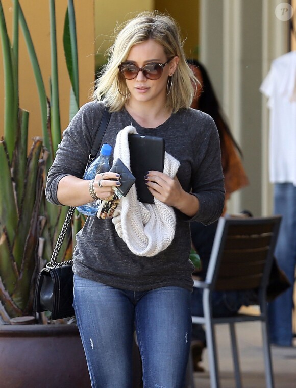 Hilary Duff se promène avec son fils Luca, à Los Angeles le 17 juillet 2014.