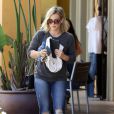 Hilary Duff se promène, à Los Angeles le 17 juillet 2014.