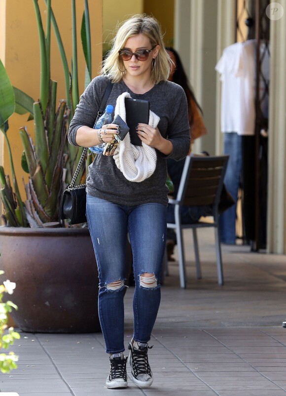 Hilary Duff se promène, à Los Angeles le 17 juillet 2014.