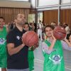 Tony Parker donne quelques conseils à Najat Vallaud-Belkacem, le 21 juillet 2014 à l'occasion du coup d'envoi de son camp d'entraînement sur le campus de La Doua à Villeurbanne