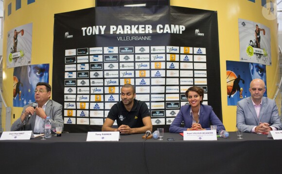 Tony Parker et Najat Vallaud-Belkacem lors d'une conférence de presse sur le campus de La Doua à Villeurbanne, le 21 juillet 2014