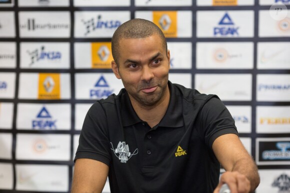 Tony Parker et Najat Vallaud-Belkacem lors d'une conférence de presse sur le campus de La Doua à Villeurbanne, le 21 juillet 2014