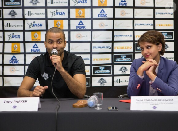 Tony Parker et Najat Vallaud-Belkacem lors d'une conférence de presse sur le campus de La Doua à Villeurbanne, le 21 juillet 2014