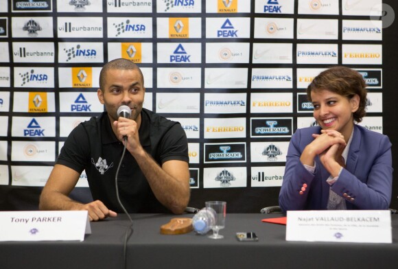 Tony Parker et Najat Vallaud-Belkacem lors d'une conférence de presse sur le campus de La Doua à Villeurbanne, le 21 juillet 2014
