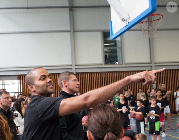 Tony Parker donnait le coup d'envoi de son camp d'entraînement le 21 juillet 2014 sur le campus de La Doua à Villeurbanne, en présence de la ministre des Sports Najat Vallaud-Belkacem qu'il a affronté lors d'un petit match