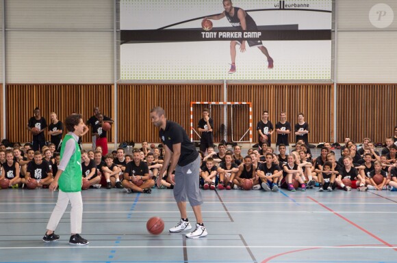 Tony Parker donnait le coup d'envoi de son camp d'entraînement le 21 juillet 2014 sur le campus de La Doua à Villeurbanne, en présence de la ministre des Sports Najat Vallaud-Belkacem qu'il a affronté lors d'un petit match