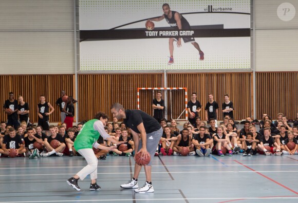 Tony Parker donnait le coup d'envoi de son camp d'entraînement le 21 juillet 2014 sur le campus de La Doua à Villeurbanne, en présence de la ministre des Sports Najat Vallaud-Belkacem qu'il a affronté lors d'un petit match