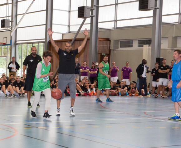 Tony Parker donnait le coup d'envoi de son camp d'entraînement le 21 juillet 2014 sur le campus de La Doua à Villeurbanne, en présence de la ministre des Sports Najat Vallaud-Belkacem qu'il a affronté lors d'un petit match