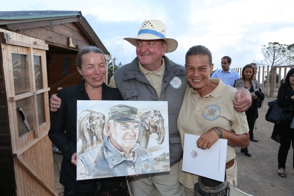 Exclusif - La princesse Stéphanie de Monaco fête le 1er anniversaire de l'arrivée des éléphantes Baby et Népal au domaine de Fontbonne sur la commune de Peille, le 12 juillet 2014. Ici avec le soigneur Marcel Peters.