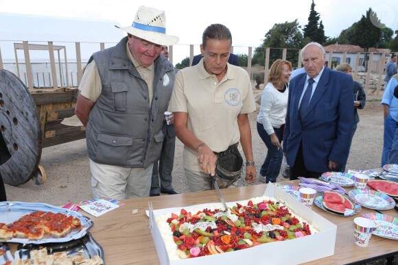 Exclusif - La princesse Stéphanie de Monaco fête le 1er anniversaire de l'arrivée des éléphantes Baby et Népal au domaine de Fontbonne sur la commune de Peille, le 12 juillet 2014. Ici avec le soigneur Marcel Peters.