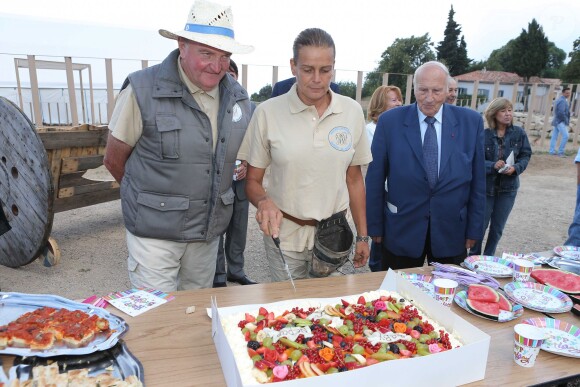 Exclusif - La princesse Stéphanie de Monaco fête le 1er anniversaire de l'arrivée des éléphantes Baby et Népal au domaine de Fontbonne sur la commune de Peille, le 12 juillet 2014. Ici avec le soigneur Marcel Peters.