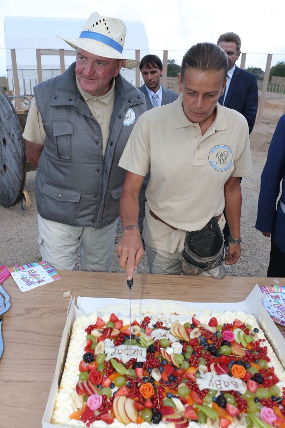 Exclusif - La princesse Stéphanie de Monaco fête le 1er anniversaire de l'arrivée des éléphantes Baby et Népal au domaine de Fontbonne sur la commune de Peille, le 12 juillet 2014. Ici avec le soigneur Marcel Peters.