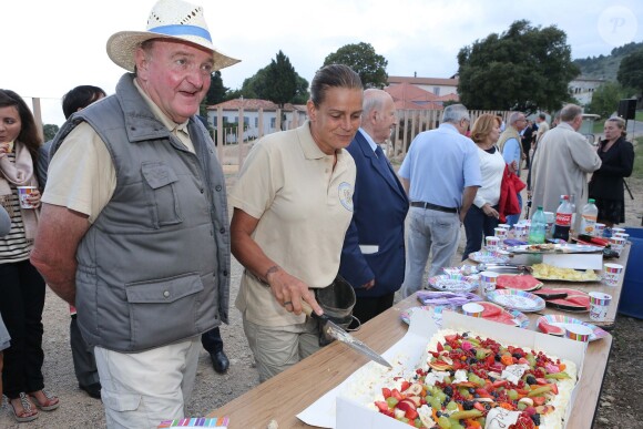 Exclusif - La princesse Stéphanie de Monaco fête le 1er anniversaire de l'arrivée des éléphantes Baby et Népal au domaine de Fontbonne sur la commune de Peille, le 12 juillet 2014. Ici avec le soigneur Marcel Peters.