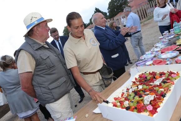 Exclusif - La princesse Stéphanie de Monaco fête le 1er anniversaire de l'arrivée des éléphantes Baby et Népal au domaine de Fontbonne sur la commune de Peille, le 12 juillet 2014. Ici avec le soigneur Marcel Peters.