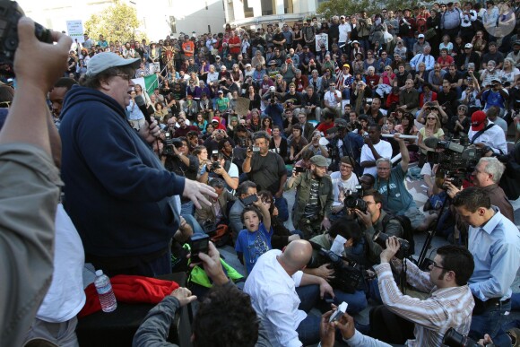 Michael Moore lors d'un discours devant les activistes du mouvement 'Occupy Oakland' sur Frank Ogawa Plaza à Oakland, le 29 octobre 2011