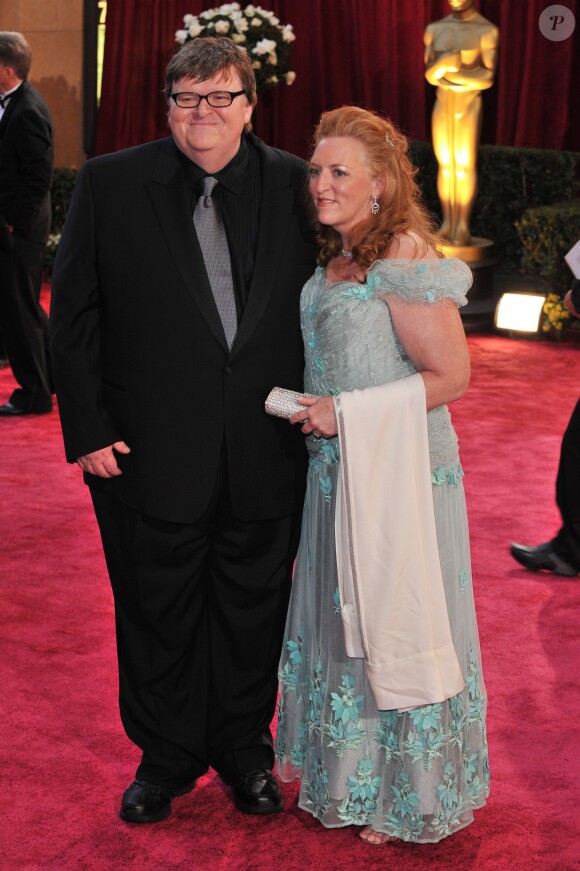 Michael Moore et son épouse lors des 80e Academy Awards, au Kodak Theater de Hollywood Boulevard à Los Angeles, le 24 février 2008