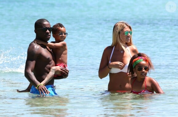 Rio Mavuba, sa femme Elodie et leurs enfants Uma et Tiago en vacances au Lavandou le 10 Juillet 2014