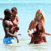 Rio Mavuba, sa femme Elodie et leurs enfants Uma et Tiago en vacances au Lavandou le 10 Juillet 2014