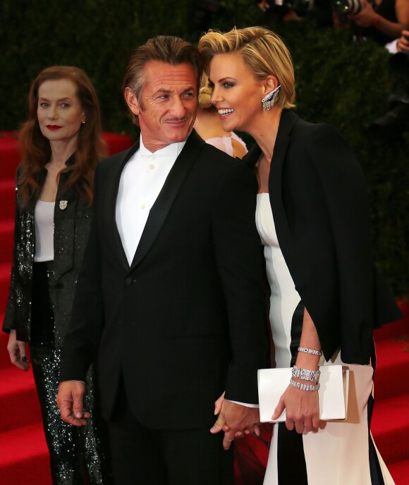 Sean Penn et Charlize Theron - Soirée du Met Ball / Costume Institute Gala 2014: "Charles James: Beyond Fashion" à New York. Le 5 mai 2014