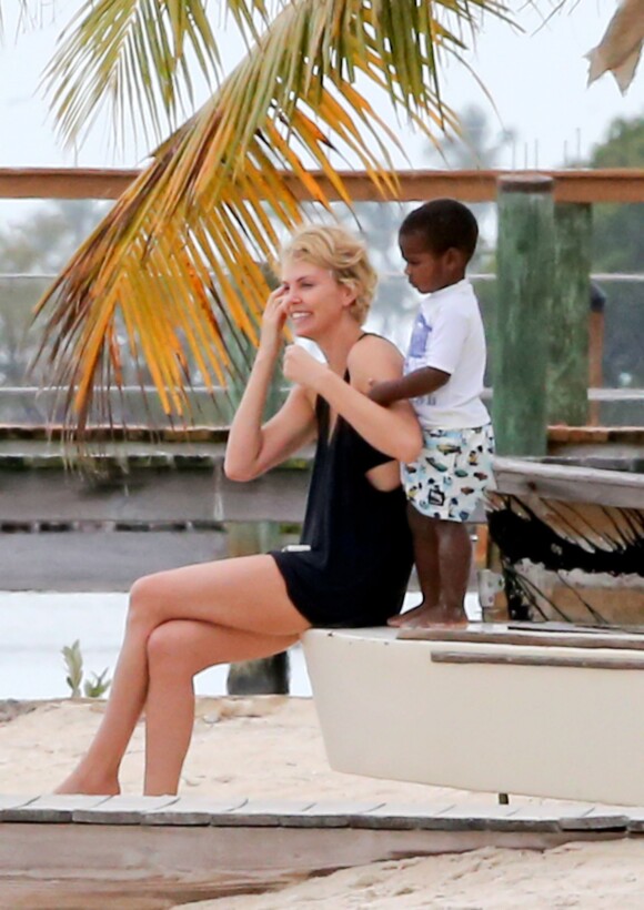 Charlize Theron est à Miami en Floride avec son fils Jackson afin de réaliser une séance photo avec le célèbre photographe Mario Testino le 19 mars 2014