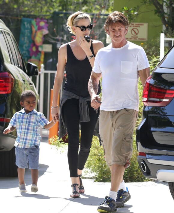 Exclusif - Charlize Theron, son fils Jackson et Sean Penn se promènent à Hollywood, le 3 juin 2014.
