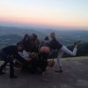 Sur son compte Instagram, Chelsea Handler a posté une photo de son amie Sandra Bullock avec ses proches - dont une amie qui montre... ses fesses - devant un paysage du Wyoming, à l'heure de son 50e anniversaire - 27 juillet 2014