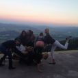  Sur son compte Instagram, Chelsea Handler a post&eacute; une photo de son amie Sandra Bullock avec ses proches - dont une amie qui montre... ses fesses - devant un paysage du Wyoming, &agrave; l'heure de son 50e anniversaire - 27 juillet 2014 