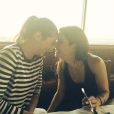  Sur son compte Instagram, Chelsea Handler a post&eacute; une photo de son amie Sandra Bullock le 25 juillet 2014 avec sa soeur Gesine Bullock Prado, chef cuisinier, &agrave; l'aube de son 50e anniversaire 