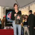  Sandra Bullock recevant son &eacute;toile &agrave; Hollywood en 2005 