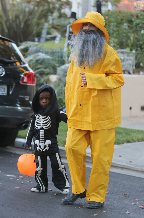Sandra Bullock avec son fils Louis à Los Angeles le 31 octobre 2013, déguisés pour Halloween