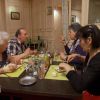 Thierry dîne avec ses prétendantes Isabelle et Catherine, et sa mère Carmen (dans L'Amour est dans le pré 2014, le lundi 28 juillet 2014.)