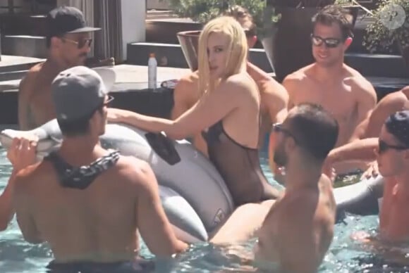 Rumer Willis sexy en maillot de bain en compagnie de beaux mâles dans "SPF", la parodie de "Problem" d'Ariana Grande et d'Iggy Azalea, mis en ligne le 24 juillet 2014.