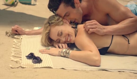 Hilary Duff se prélasse en bikini et en charmante compagnie dans son nouveau clip "Chasing the sun", dévoilé le 29 juillet 2014.