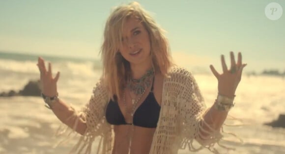 Hilary Duff dévoile sa silhouette retrouvée en bikini dans son nouveau clip "Chasing the sun", dévoilé le 29 juillet 2014.