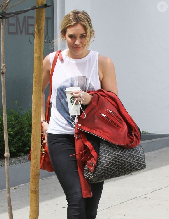 Hilary Duff se promène après son cours de yoga à West Hollywood, le 28 juillet 2014. 