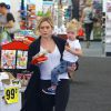 Hilary Duff et son fils Luca vont faire des courses à Beverly Hills, le 21 juillet 2014. 