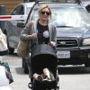 Hilary Duff va prendre un café avec une amie et son fils Luca à Los Angeles, le 20 juillet 2014. 