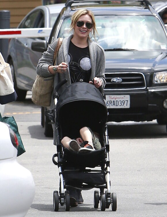 Hilary Duff va prendre un café avec une amie et son fils Luca à Los Angeles, le 20 juillet 2014. 