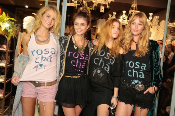 Erin Heatherton, Taylor Hill, Barbara Palvin et Frida Gustavsson assistent à la soirée d'ouverture de la boutique Rosa Chá. São Paulo. Le 29 juillet 2014.